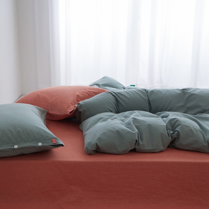 91家纺网 家纺一手货源 找家纺 安莱生活水洗棉全棉色经色纬高支高密纽扣款工艺混搭拼色四件套（系列二） 灰绿+橘红（灰绿橘红）