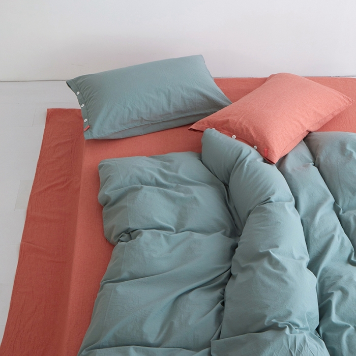 91家纺网 家纺一手货源 找家纺 安莱生活水洗棉全棉色经色纬高支高密纽扣款工艺混搭拼色四件套（系列二） 灰绿+橘红（灰绿橘红）