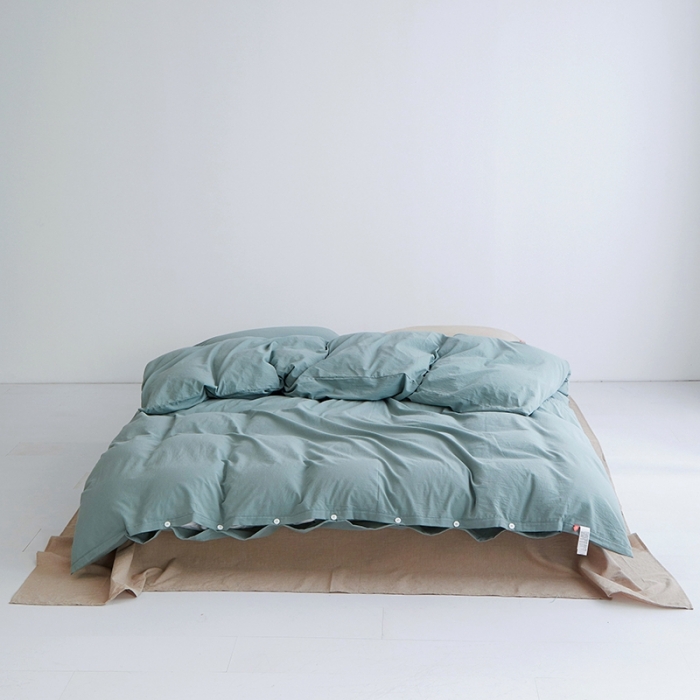 91家纺网 家纺一手货源 找家纺 安莱生活水洗棉全棉色经色纬高支高密纽扣款工艺混搭拼色四件套（系列二） 灰绿+米驼（灰绿米驼）