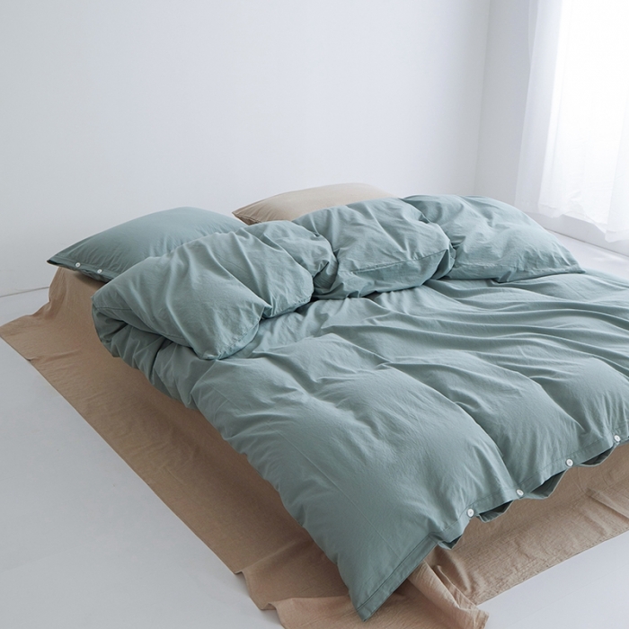 91家纺网 家纺一手货源 找家纺 安莱生活水洗棉全棉色经色纬高支高密纽扣款工艺混搭拼色四件套（系列二） 灰绿+米驼（灰绿米驼）