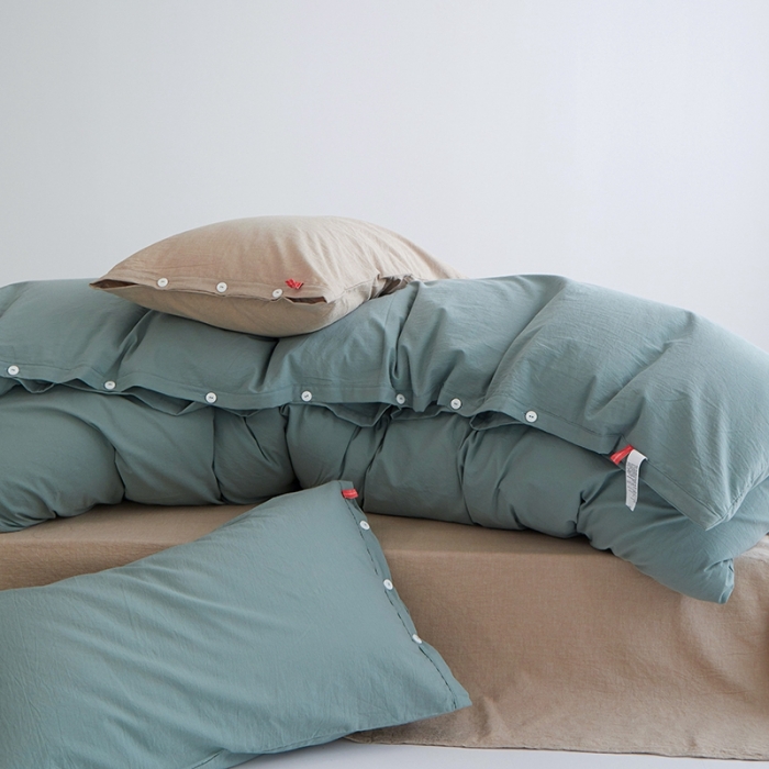 91家纺网 家纺一手货源 找家纺 安莱生活水洗棉全棉色经色纬高支高密纽扣款工艺混搭拼色四件套（系列二） 灰绿+米驼（灰绿米驼）