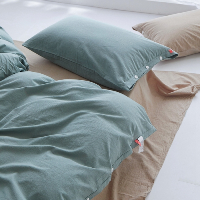 91家纺网 家纺一手货源 找家纺 安莱生活水洗棉全棉色经色纬高支高密纽扣款工艺混搭拼色四件套（系列二） 灰绿+米驼（灰绿米驼）