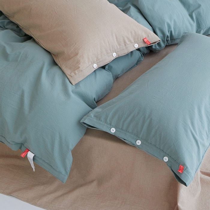 91家纺网 家纺一手货源 找家纺 安莱生活水洗棉全棉色经色纬高支高密纽扣款工艺混搭拼色四件套（系列二） 灰绿+米驼（灰绿米驼）