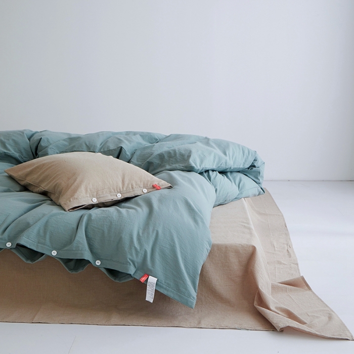 91家纺网 家纺一手货源 找家纺 安莱生活水洗棉全棉色经色纬高支高密纽扣款工艺混搭拼色四件套（系列二） 灰绿+米驼（灰绿米驼）