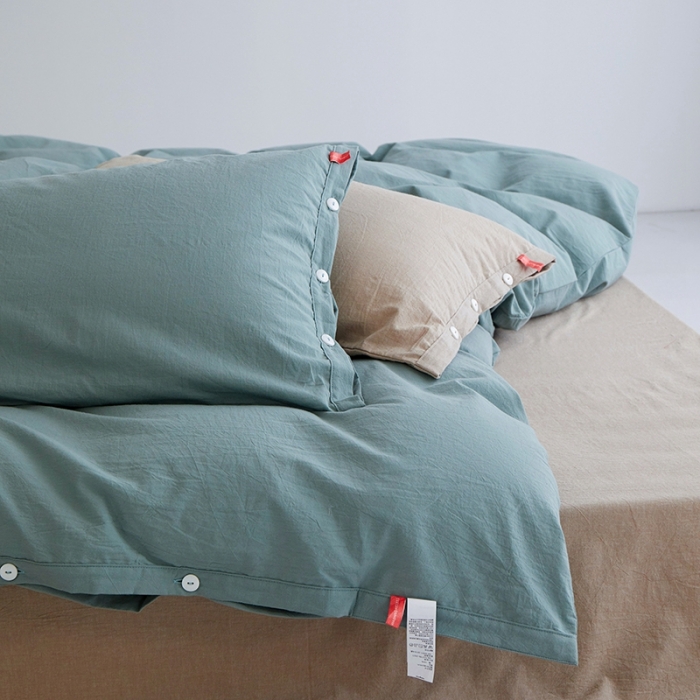 91家纺网 家纺一手货源 找家纺 安莱生活水洗棉全棉色经色纬高支高密纽扣款工艺混搭拼色四件套（系列二） 灰绿+米驼（灰绿米驼）