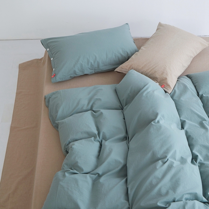 91家纺网 家纺一手货源 找家纺 安莱生活水洗棉全棉色经色纬高支高密纽扣款工艺混搭拼色四件套（系列二） 灰绿+米驼（灰绿米驼）