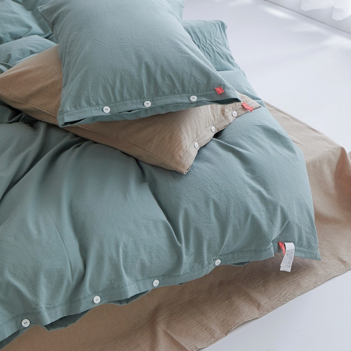 91家纺网 家纺一手货源 找家纺 安莱生活水洗棉全棉色经色纬高支高密纽扣款工艺混搭拼色四件套（系列二） 灰绿+米驼（灰绿米驼）