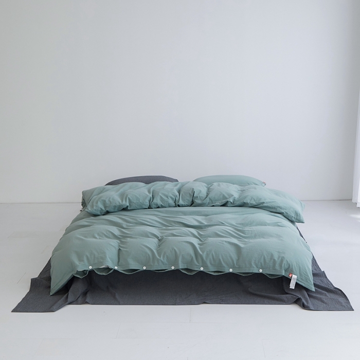 91家纺网 家纺一手货源 找家纺 安莱生活水洗棉全棉色经色纬高支高密纽扣款工艺混搭拼色四件套（系列二） 灰绿+深灰（灰绿深灰）