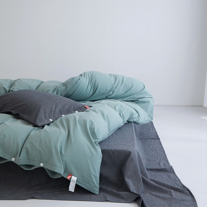 91家纺网 家纺一手货源 找家纺 安莱生活水洗棉全棉色经色纬高支高密纽扣款工艺混搭拼色四件套（系列二） 灰绿+深灰（灰绿深灰）