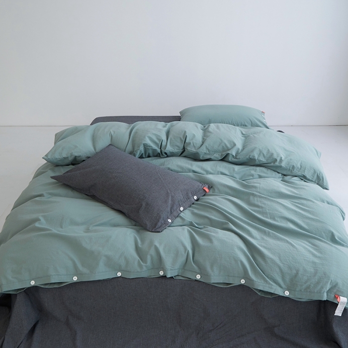 91家纺网 家纺一手货源 找家纺 安莱生活水洗棉全棉色经色纬高支高密纽扣款工艺混搭拼色四件套（系列二） 灰绿+深灰（灰绿深灰）