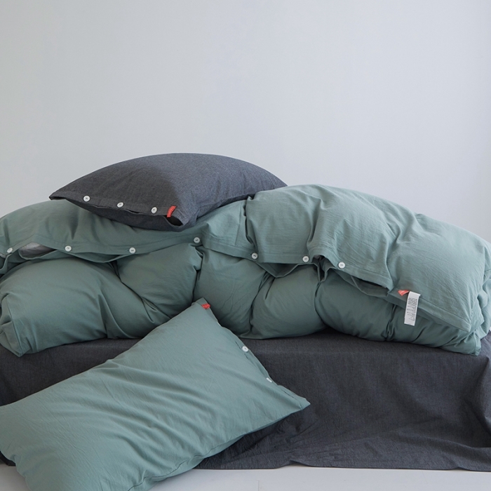 91家纺网 家纺一手货源 找家纺 安莱生活水洗棉全棉色经色纬高支高密纽扣款工艺混搭拼色四件套（系列二） 灰绿+深灰（灰绿深灰）