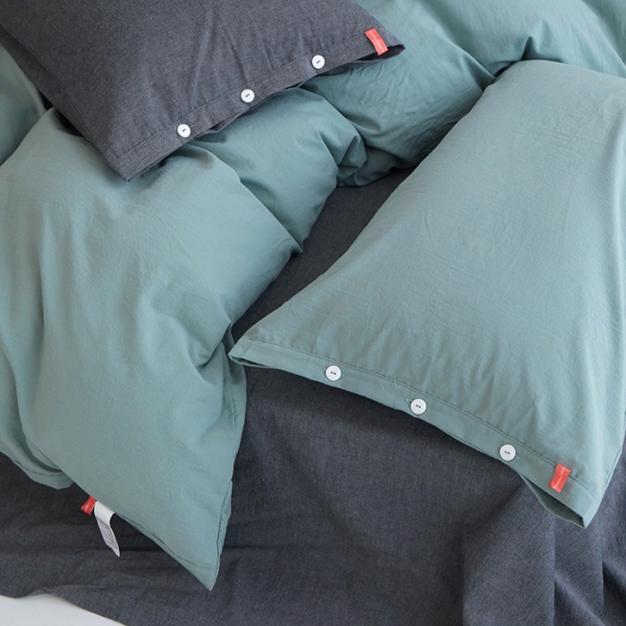 91家纺网 家纺一手货源 找家纺 安莱生活水洗棉全棉色经色纬高支高密纽扣款工艺混搭拼色四件套（系列二） 灰绿+深灰（灰绿深灰）