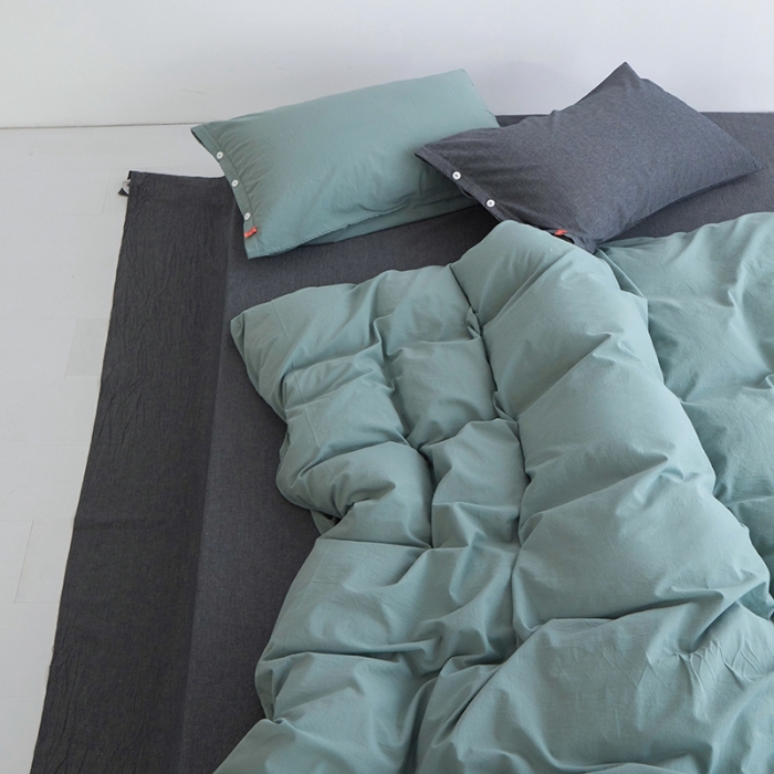 91家纺网 家纺一手货源 找家纺 安莱生活水洗棉全棉色经色纬高支高密纽扣款工艺混搭拼色四件套（系列二） 灰绿+深灰（灰绿深灰）