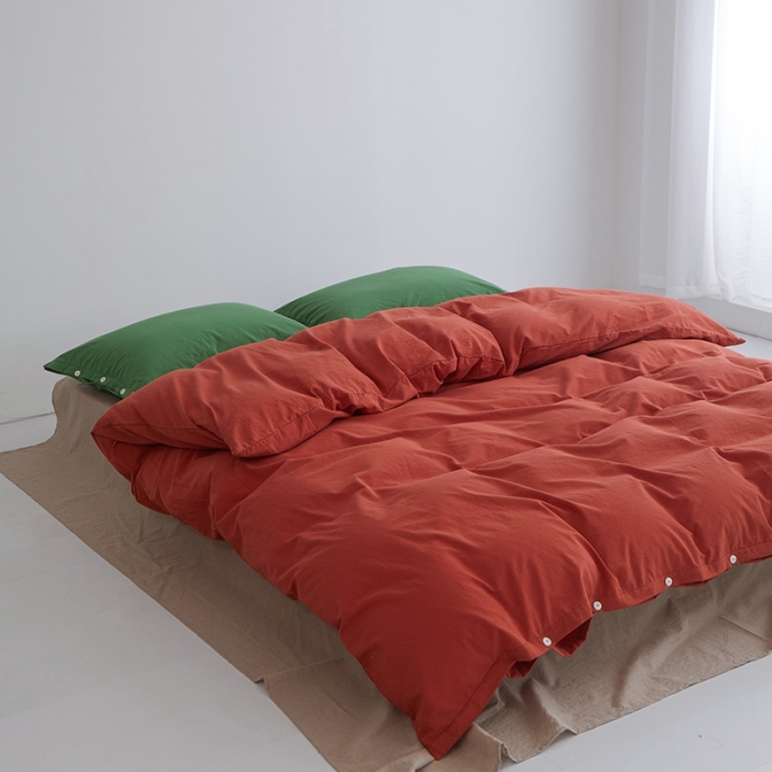 91家纺网 家纺一手货源 找家纺 水洗棉全棉纽扣款工艺混搭拼色四件套（系列二） 砖红+米驼（军绿军绿）