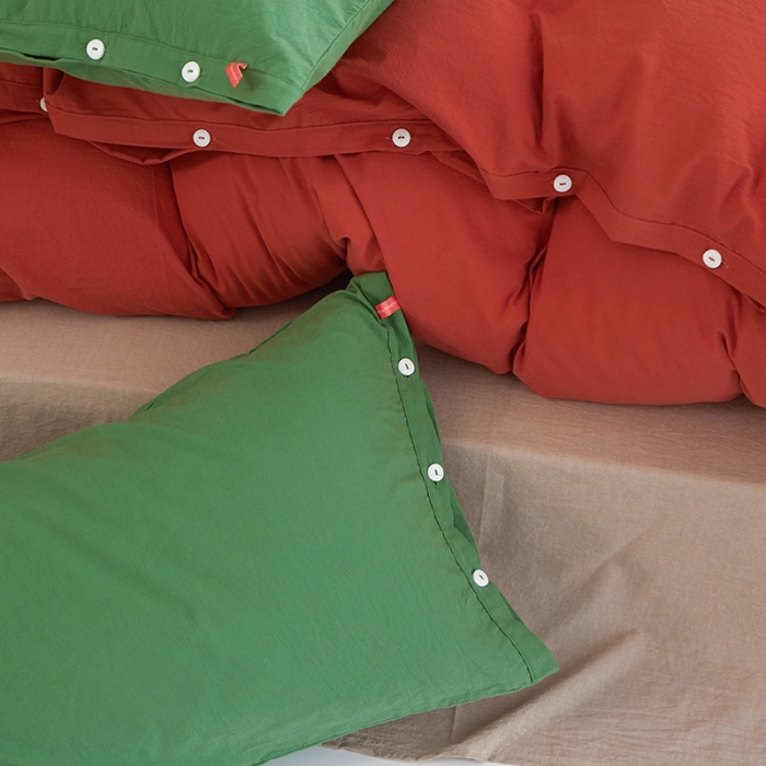 91家纺网 家纺一手货源 找家纺 水洗棉全棉纽扣款工艺混搭拼色四件套（系列二） 砖红+米驼（军绿军绿）