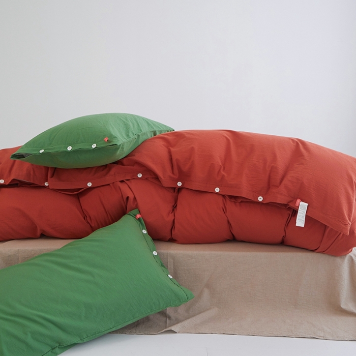 91家纺网 家纺一手货源 找家纺 水洗棉全棉纽扣款工艺混搭拼色四件套（系列二） 砖红+米驼（军绿军绿）