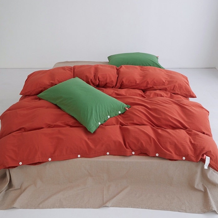 91家纺网 家纺一手货源 找家纺 水洗棉全棉纽扣款工艺混搭拼色四件套（系列二） 砖红+米驼（军绿军绿）