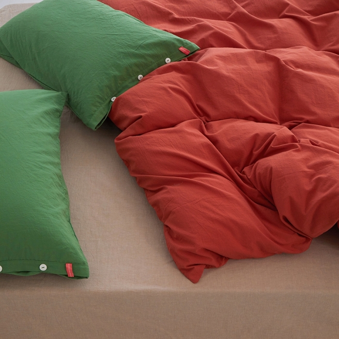 91家纺网 家纺一手货源 找家纺 水洗棉全棉纽扣款工艺混搭拼色四件套（系列二） 砖红+米驼（军绿军绿）