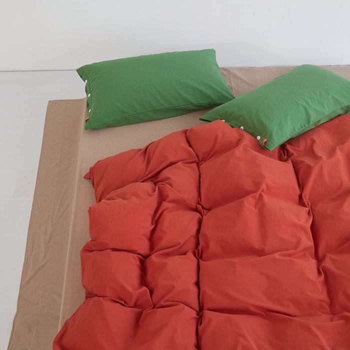 91家纺网 家纺一手货源 找家纺 水洗棉全棉纽扣款工艺混搭拼色四件套（系列二） 砖红+米驼（军绿军绿）