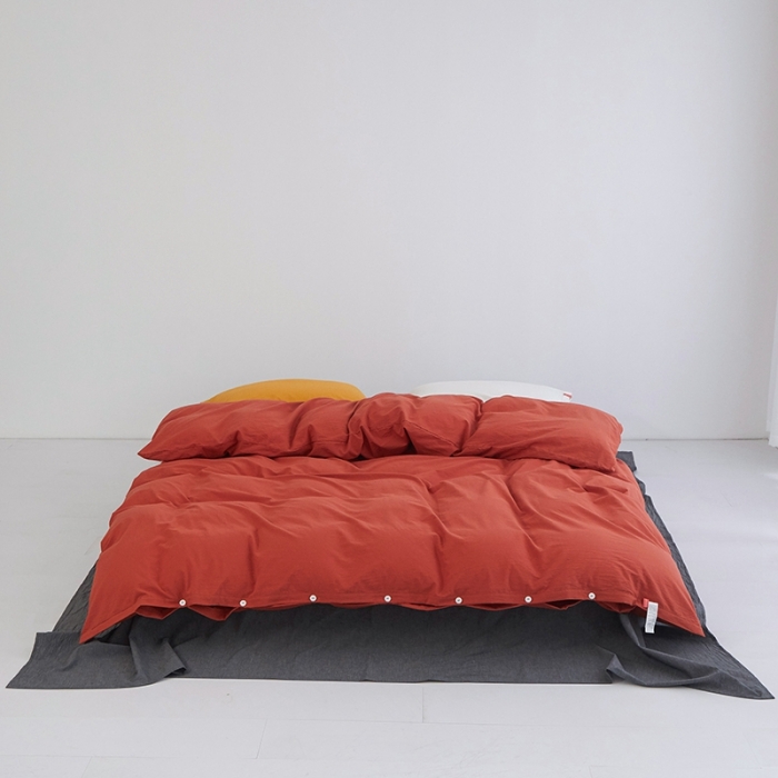 91家纺网 家纺一手货源 找家纺 水洗棉全棉纽扣款工艺混搭拼色四件套（系列二） 砖红+深灰（姜黄盐白）