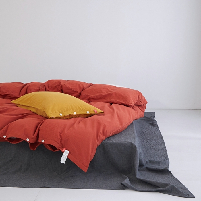 91家纺网 家纺一手货源 找家纺 水洗棉全棉纽扣款工艺混搭拼色四件套（系列二） 砖红+深灰（姜黄盐白）