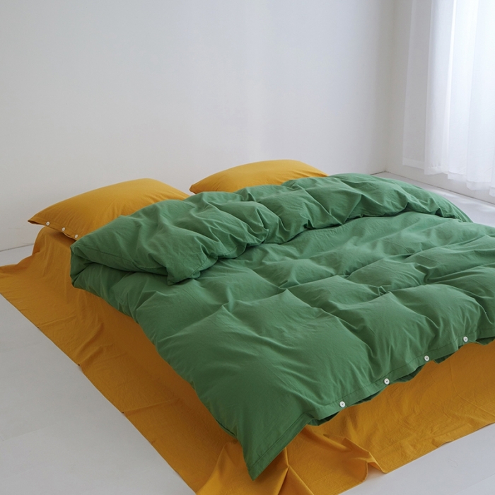 91家纺网 家纺一手货源 找家纺 安莱生活水洗棉全棉色经色纬高支高密纽扣款工艺混搭拼色四件套（系列二） 军绿+姜黄（姜黄姜黄）