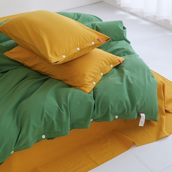 91家纺网 家纺一手货源 找家纺 安莱生活水洗棉全棉色经色纬高支高密纽扣款工艺混搭拼色四件套（系列二） 军绿+姜黄（姜黄姜黄）