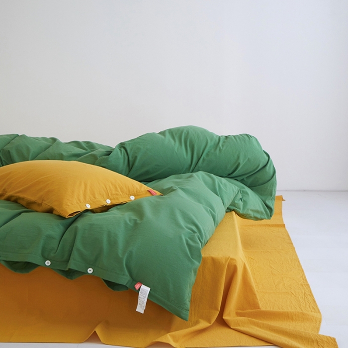 91家纺网 家纺一手货源 找家纺 安莱生活水洗棉全棉色经色纬高支高密纽扣款工艺混搭拼色四件套（系列二） 军绿+姜黄（姜黄姜黄）