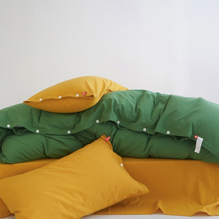 91家纺网 家纺一手货源 找家纺 安莱生活水洗棉全棉色经色纬高支高密纽扣款工艺混搭拼色四件套（系列二） 军绿+姜黄（姜黄姜黄）