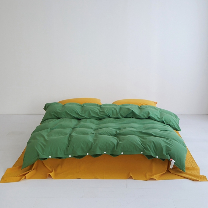 91家纺网 家纺一手货源 找家纺 安莱生活水洗棉全棉色经色纬高支高密纽扣款工艺混搭拼色四件套（系列二） 军绿+姜黄（姜黄姜黄）