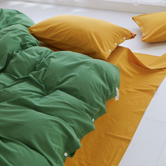 91家纺网 家纺一手货源 找家纺 安莱生活水洗棉全棉色经色纬高支高密纽扣款工艺混搭拼色四件套（系列二） 军绿+姜黄（姜黄姜黄）