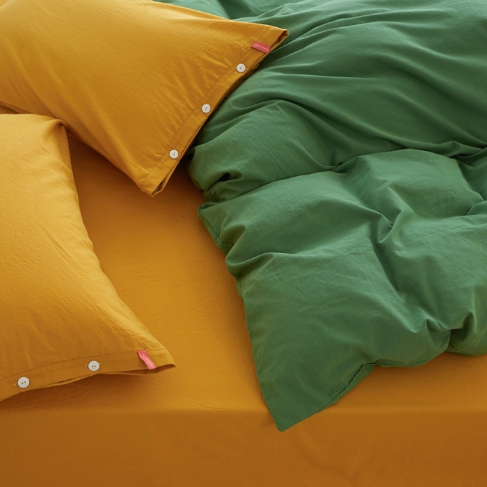 91家纺网 家纺一手货源 找家纺 安莱生活水洗棉全棉色经色纬高支高密纽扣款工艺混搭拼色四件套（系列二） 军绿+姜黄（姜黄姜黄）