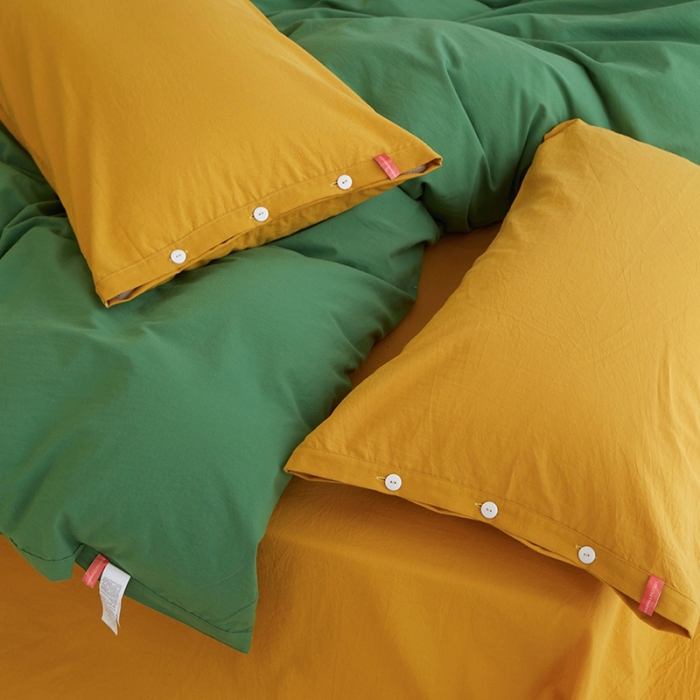 91家纺网 家纺一手货源 找家纺 安莱生活水洗棉全棉色经色纬高支高密纽扣款工艺混搭拼色四件套（系列二） 军绿+姜黄（姜黄姜黄）