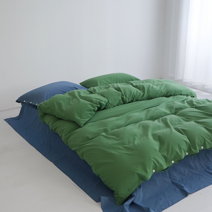 91家纺网 家纺一手货源 找家纺 安莱生活水洗棉全棉色经色纬高支高密纽扣款工艺混搭拼色四件套（系列二） 军绿+深蓝（军绿深蓝）