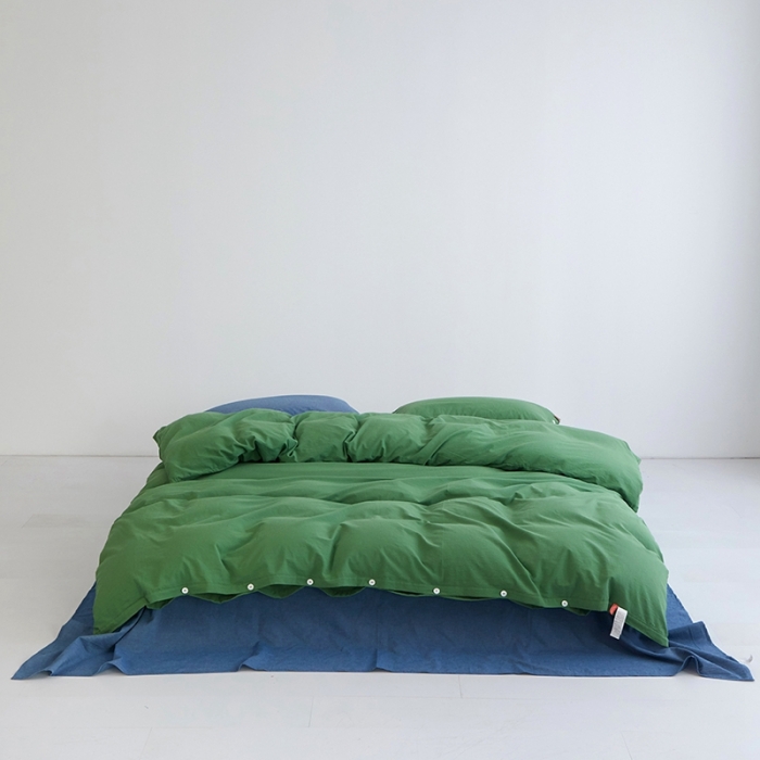 91家纺网 家纺一手货源 找家纺 安莱生活水洗棉全棉色经色纬高支高密纽扣款工艺混搭拼色四件套（系列二） 军绿+深蓝（军绿深蓝）