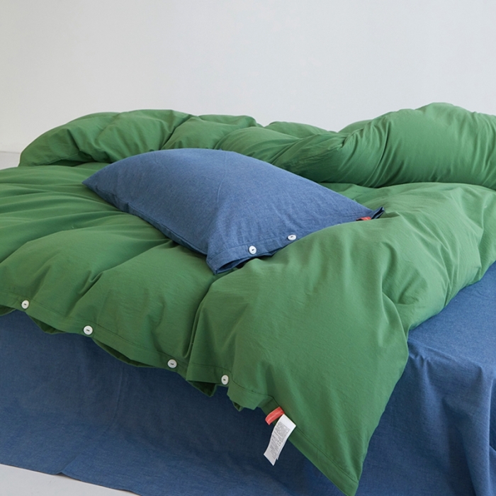 91家纺网 家纺一手货源 找家纺 安莱生活水洗棉全棉色经色纬高支高密纽扣款工艺混搭拼色四件套（系列二） 军绿+深蓝（军绿深蓝）