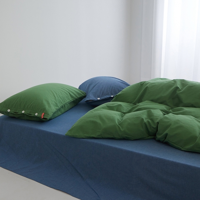 91家纺网 家纺一手货源 找家纺 安莱生活水洗棉全棉色经色纬高支高密纽扣款工艺混搭拼色四件套（系列二） 军绿+深蓝（军绿深蓝）