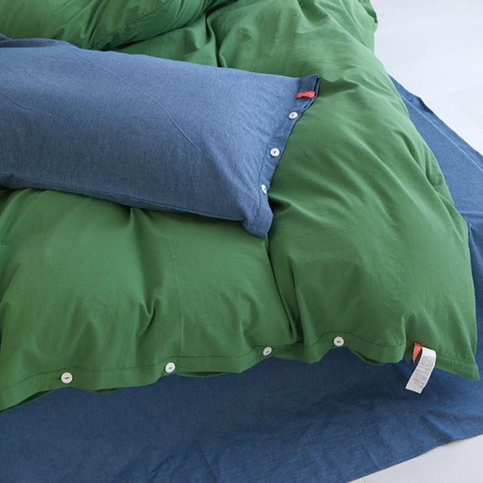 91家纺网 家纺一手货源 找家纺 安莱生活水洗棉全棉色经色纬高支高密纽扣款工艺混搭拼色四件套（系列二） 军绿+深蓝（军绿深蓝）