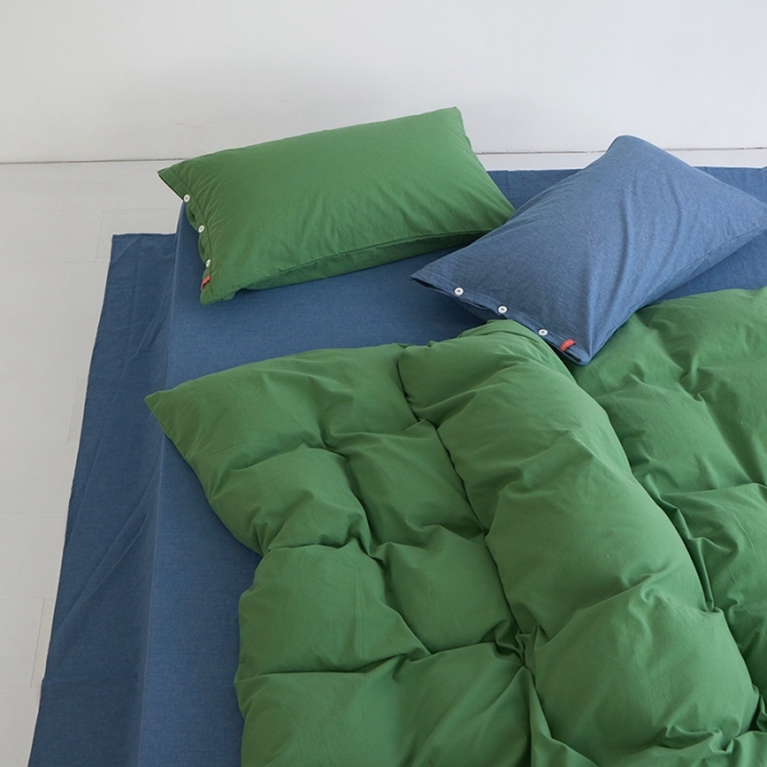 91家纺网 家纺一手货源 找家纺 安莱生活水洗棉全棉色经色纬高支高密纽扣款工艺混搭拼色四件套（系列二） 军绿+深蓝（军绿深蓝）