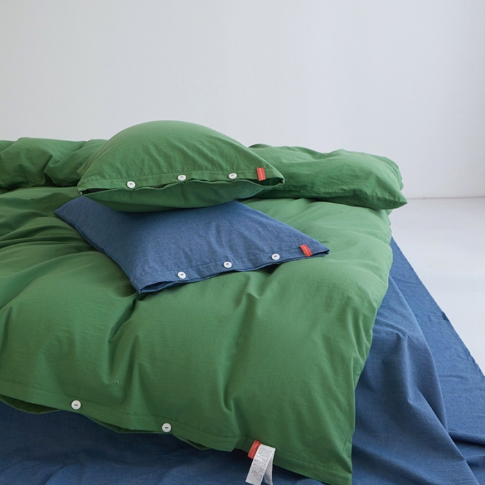 91家纺网 家纺一手货源 找家纺 安莱生活水洗棉全棉色经色纬高支高密纽扣款工艺混搭拼色四件套（系列二） 军绿+深蓝（军绿深蓝）