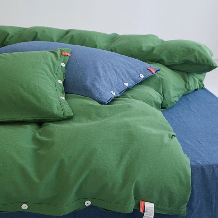 91家纺网 家纺一手货源 找家纺 安莱生活水洗棉全棉色经色纬高支高密纽扣款工艺混搭拼色四件套（系列二） 军绿+深蓝（军绿深蓝）