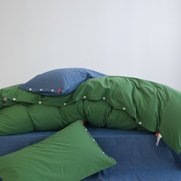 91家纺网 家纺一手货源 找家纺 安莱生活水洗棉全棉色经色纬高支高密纽扣款工艺混搭拼色四件套（系列二） 军绿+深蓝（军绿深蓝）