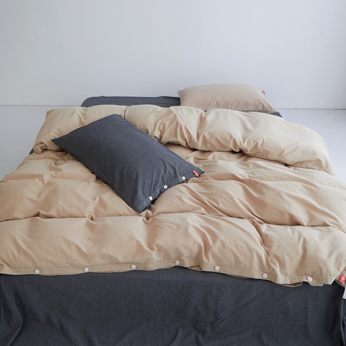 91家纺网 家纺一手货源 找家纺 安莱生活水洗棉全棉色经色纬高支高密纽扣款工艺混搭拼色四件套（系列二） 米驼+深灰（米驼深灰）