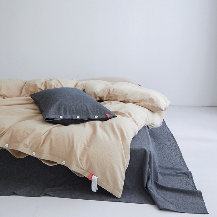 91家纺网 家纺一手货源 找家纺 安莱生活水洗棉全棉色经色纬高支高密纽扣款工艺混搭拼色四件套（系列二） 米驼+深灰（米驼深灰）