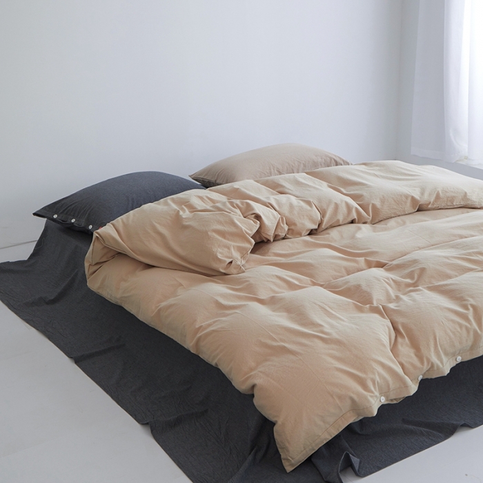 91家纺网 家纺一手货源 找家纺 安莱生活水洗棉全棉色经色纬高支高密纽扣款工艺混搭拼色四件套（系列二） 米驼+深灰（米驼深灰）