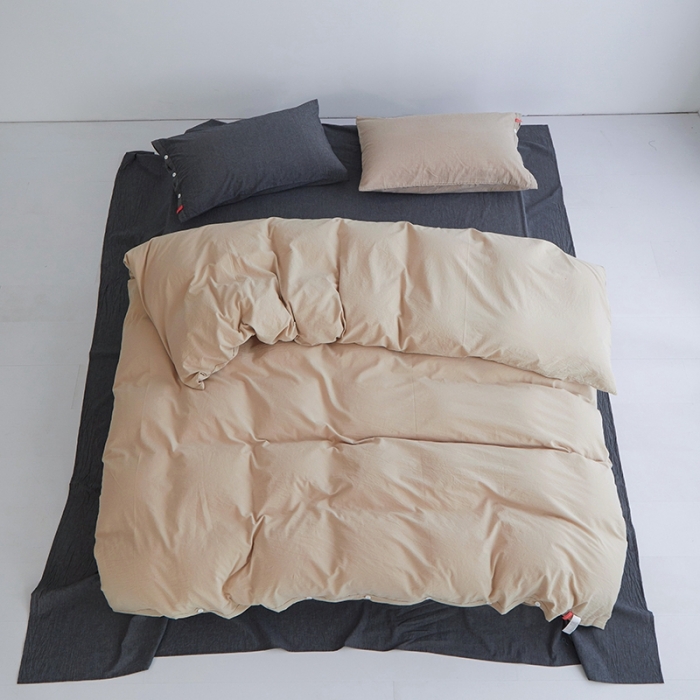 91家纺网 家纺一手货源 找家纺 安莱生活水洗棉全棉色经色纬高支高密纽扣款工艺混搭拼色四件套（系列二） 米驼+深灰（米驼深灰）