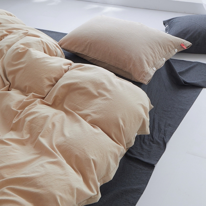 91家纺网 家纺一手货源 找家纺 安莱生活水洗棉全棉色经色纬高支高密纽扣款工艺混搭拼色四件套（系列二） 米驼+深灰（米驼深灰）