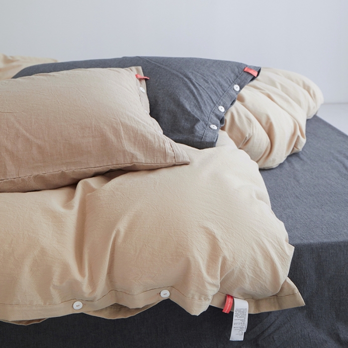 91家纺网 家纺一手货源 找家纺 安莱生活水洗棉全棉色经色纬高支高密纽扣款工艺混搭拼色四件套（系列二） 米驼+深灰（米驼深灰）
