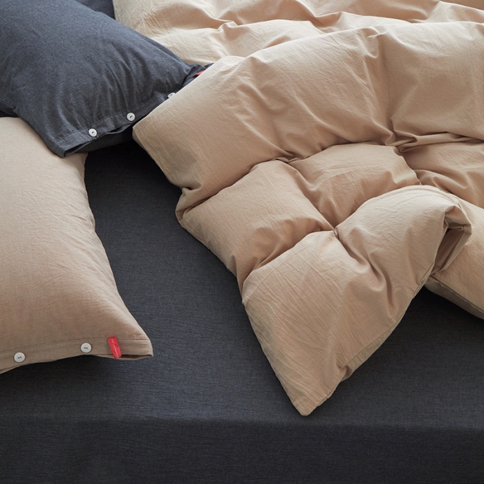 91家纺网 家纺一手货源 找家纺 安莱生活水洗棉全棉色经色纬高支高密纽扣款工艺混搭拼色四件套（系列二） 米驼+深灰（米驼深灰）