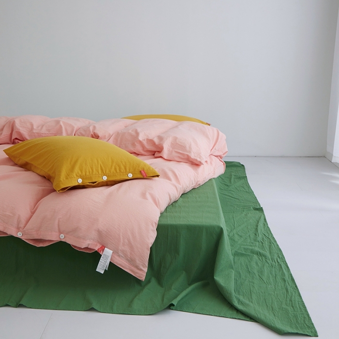 91家纺网 家纺一手货源 找家纺 水洗棉全棉纽扣款工艺混搭拼色四件套（系列二） 嫩粉+军绿（姜黄姜黄）